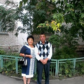 Фотография "в г. Петропавловск, перед домом т. Камилы, собираемся на кыз узату в ресторан."