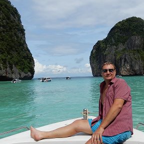 Фотография "Майя Бэй – небольшая бухта на острове Пхи-Пхи Лей, находится в Таиланде, в провинции Краби. Берега острова Пхи-Пхи, знаменитого во всем мире благодаря фильму «Пляж» с Леонардо Ди Каприо в главной роли, омывают кристально чистые воды Индийского океана."