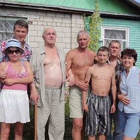 Фотография "Сын с женой, батя, Я, младший, сестра с мужем на даче 2012г."