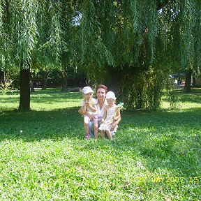 Фотография "В Ростовском зоопарке с внучками , август 2007 г."