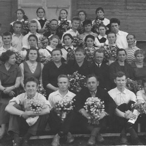 Фотография "Ярская средняя школа.Выпуск 1962 года. 4 ряд,3 слева я -хозяин странички"