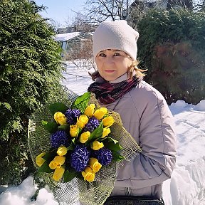 Фотография "И новая весна, 
собрав букетик нежный, 
как лучиком надежды 
пусть в каждый дом войдет..."