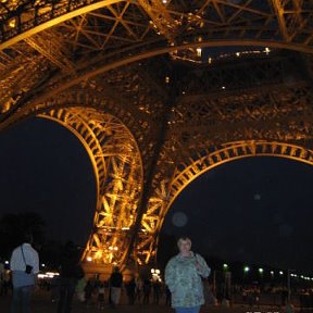 Фотография "Я в Париже возле Эйфелевой башни.Сентябрь 2006"