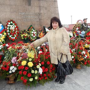 Фотография "9 Мая — праздник великий!
Никто не забыт и ничто не забыто!
Живым ветеранам — низкий поклон!
А тех, что ушли — не забудем имен!
Они ушли, оставив память,
Оставив честь нам и свободу,
Осталось красное их знамя,
Перенесенное сквозь годы!
Великий подвиг сохраним
Мы в наших душах и сердцах
И об ушедших помолчим
Мы со слезами на глазах!"