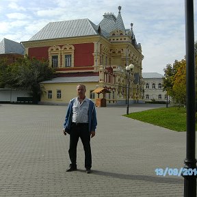 Фотография "я возле музея"