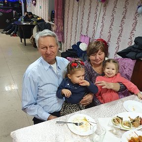 Фотография "Дедушка с Бабушкой,с внучкой Ульяной и правнучкой Миленой на 75-  летии !"