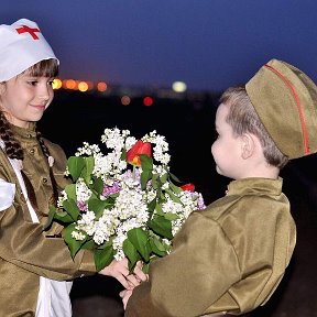 Фотография "За мир,за отвагу,за веру в Победу
Взвивается в воздух прекрасный салют.
Пусть счастливы будут и дети,и деды,
И войны в наш мир никогда не придут!"