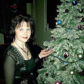Фотография "28 декабря 2007 на новогоднем празднике. Я у ёлочки."