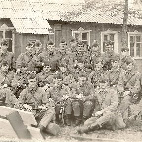 Фотография "1-й взв. 6-й роты ещё в полном составе расположился возле своей казармы, май-июнь 74 г."