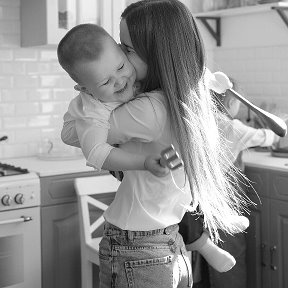 Фотография "Телефон переполнен фото с тобой👩‍👦❤️

А мне хочется помнить каждую мелочь, пока ты такой маленький и такой мой 🖤
"