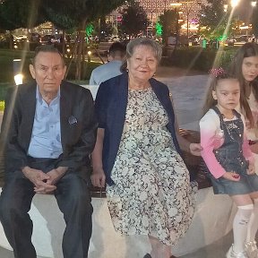 Фотография "На шоу в Ташкентсити праздник Хан Атласа 29 сентября 2022 год с внучками. "