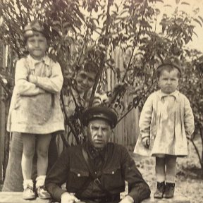 Фотография "Мой дед Дмитрий Рябоконь, рядом справа моя мама, слева тетя Света. 1941 год."
