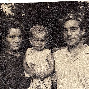 Фотография "такие мои родители 1967 год и я"