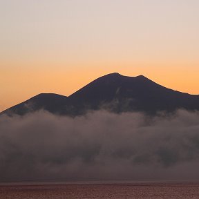 Фотография "Աբուլ լեռ
Հանդիսանում է ամենաբարձր (3301 մ) հանգած հրաբխային լեռը Ջավախքի բարձրավանդակում։ 
Ունի երկու գագաթ` Մեծ Աբուլ և Փոքր Աբուլ (2.799մ): Կազմված է տրախիտաանդեզիտային ապարներից։ Լանջերը ծածկված են հողմահարված քարակարկառներով և ալպյան մարգագետիններով։"