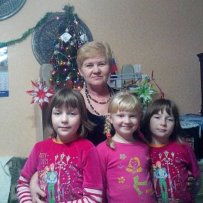 Фотография "Я с внучками  Олесей, Ириной,Ксенией ждем гостей."