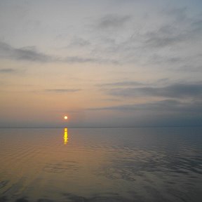 Фотография "Сентябрь 2021, Эстония. Поездка на пароме на остров Хииумаа. Море зеркальное и закат."