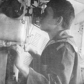 Фотография "1976 год.   Дважды Краснознаменный Балтийский Флот. Лиепайская Военно-Морская База.  Базовый тральщик БТ-342. У перископа  ( "трамбон" )"