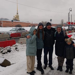Фотография "с дочами, на фоне Петропавловской крепости"