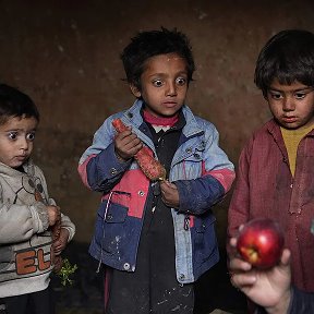 Фотография "и» — победившая работа рассказывает о реакции афганских детей на свежее яблоко, которое удалось раздобыть их матери.
https://www.worldpressphoto.org/contest/2024"