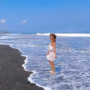 Фотография "Пляж "Полнолуние"Purnama beach". Черный вулканический песок и огромные волны!"