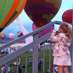 Фатаграфія «И вот как это было 🤩😍 в Олимпийском парке в пятницу вечером...
Настоящий праздник, с концертной программой и восхитительными фотографиями "на память".
Закатное сочинское солнышко не подкачало, и фоновое освещение от розово-фиолетового, к мандариново-золотому просто невероятное, полистайте карусель 👉 не поленитесь, там каждый кадр фантастический 👍👍👍 #сочи #адлер #имеретинка #имеретинскийкурорт #олимпийскийпарк #сочипарк #праздник #фестивальвоздушныхшаров #всебудетчетко #пятница #событиясочи #шоусочи #туризм #dpsochi #туроператордельтаплан #аэростаты #москва #санктпетербург #краснодар #ростовнадону #ставрополь #кмв #уфа #челябинск #сургут #самара #волгоград #воронеж #сибирь #якутия»