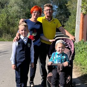 Фотография "Провожаем любимого сыночка Артёма в первый класс, внучок тоже приехал пожелать дяди хорошей учебы # # #"