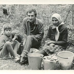 Фотография "Вместе с мамой  Матреной  Иосифовной, дочерью  Валентиной и женой  Галиной собирали в лесу грибы.  Галины на фото в кадре нет, так как она фотографировала.  Август 1974 г."