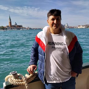 Фотография "Вене́ция (итал. Venezia МФА:, вен. Venèsia) — город на северо-востоке Италии. Административный центр области Венеция и одноимённой территориальной единицы, ..."