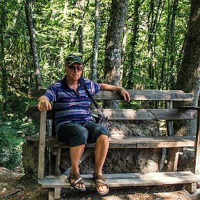 Фотография "...и,конечно,поездка на водопады Учан-Су,это разговор с природой.Дорога к водопадам извилистая по красивому ущелью.Внизу речка Учан-Су всего 7 км. Ниже по течению она зовется Водопадной и под этим названием достигает моря у гостиницы «Ореанда».
На самих водопадах много троп,по которым можно дойти до "Поляны Сказок"..."