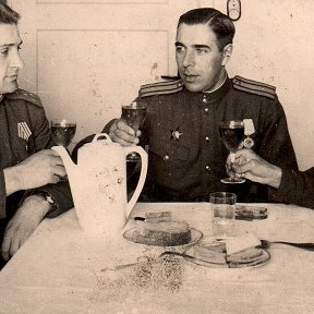 Фотография "9 мая 1945 года, Берлин , мой дед капитан разведки Василий Афанасьевич слева."