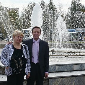 Фотография "Я и супруга на площади,г.Чайковский"