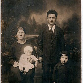 Фотография "30-тые годы Кимры. Дед Сергей-погиб в 41-м,под Ржевом, бабушка Рая, мой папа Миша, на коленях-моя крестная Нина."