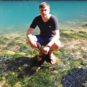 Фотография "Голубое озеро на горе Ахцых.В древней легенде рассказывается: «Там, где сейчас Голубое озеро, в стародавние времена была пещера, в которой жил столетний старец — жрец."