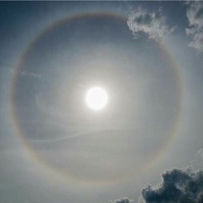 Фотография "фото 10 мая,вокруг солнца тёмный диск с цветными кольцами..."