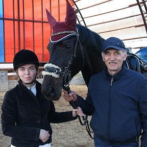 Фотография "Со старшей внучкой на соревновании по конкуру."