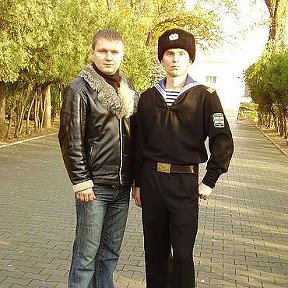 Фотография "Я с братом в Севастополе на аллее перед "Панорамой"."