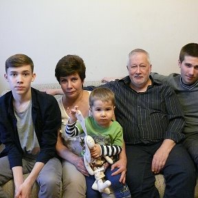 Фотография "Матвей- сын дочери, Я с Ленечкой-сын Илюши, муж Леша, старшенький внук Никита-сын дочери"