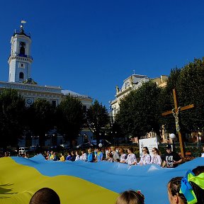 Фотография "м. Чернівці, 23серпня 2014р.,український прапор  довжиною 20м"