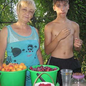 Фотография "На даче. Таня Саяпина и Егор. С урожаем : абрикос, алыча(слива хороша для ткемали). малина(на варенье для чая)"