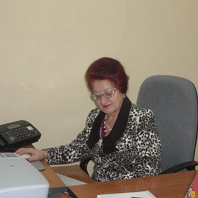 Фотография "Компьютер - верный помощник выдает мгновенно массу информации, так необходимой  в работе по оказанию услуг населению"
