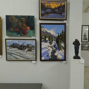 Фотография "Схр Ставрополь. Моя картина рядом с картинами художника А. Бабича. "