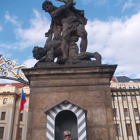Фотография "Офіційна резиденція президента Чехії. і його охорона... трішки не так як в нашого бізнес-президента."