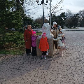 Фотография "с дочерью и внучками гуляем  по театральной площади"
