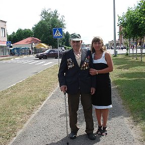 Фотография "моя гордость,я с моим любимым дедушкой на день независимости Беларуси.3 июля 2010г."