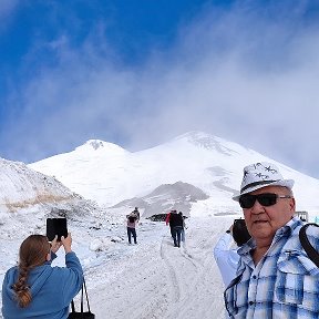 Фотография "Самая высокая вершина Европы - Эльбрус ,5642 метра . Лично я покорил 4200. (В босоножках по снегу трудно идти)"