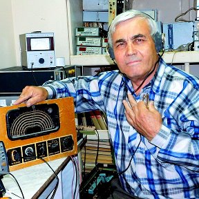 Фотография "Встреча стариной в музее радиоэлектроники при ЧЭМК 1 корпус. На рабочем столе действующий радиоприёмник ПТС-54 (54 года выпуска от ТУ 100)."
