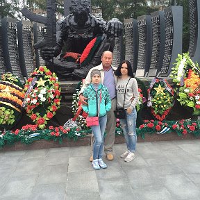 Фотография "Екатеринбург.С моими девчёнками вспомнили всех и двоих,с которыми служил я."