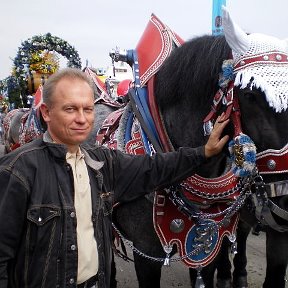 Фотография "Oktoberfest в Мюнхене, я слева, рядом со мной конь"