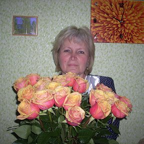 Фотография "Эти прекрасные розы подарили моей сестренке ее ученики - 23 ученика и 23 розы. Ну а я с этими розами, как с "достопримечательностью""