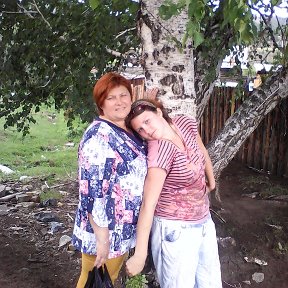 Фотография "я и мама около берёзки я держу багульник в руке"